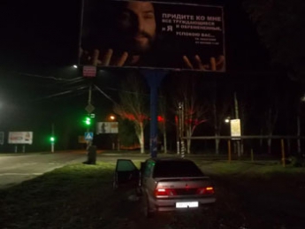 Из-за силы удара ВАЗ "обнял" билборд (фото)