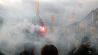 На Крещатике начались столкновения между полицией и митингующими (фото, видео)