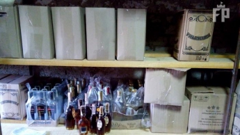 Брендовый алкоголь "катали" в мелитопольском дворе (фото)