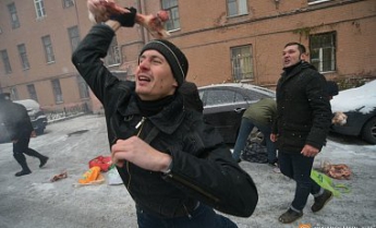 Консульство Украины в Санкт-Петербурге забросали костями