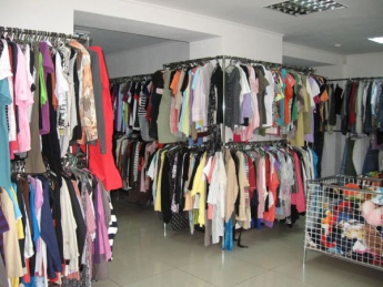 Покупатели бежали за товаром в магазин дешевой одежды (видео)