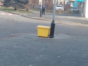 На улицах появились желтые боксы для противогололедной смеси (фото)