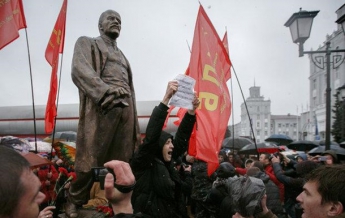 В Минске с потасовкой открыли памятник Ленину (видео)