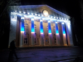 Патриотическая  подсветка украсила здание с колоннами в центре города (фото)