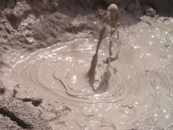 Женщина едва не захлебнулась грязью в яме, вырытой водоканалом
