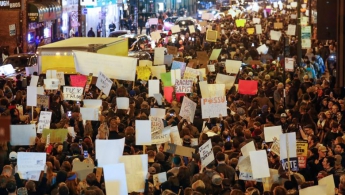Американцы вышли на улицы с протестами против победы Д.Трамп на президентских выборах