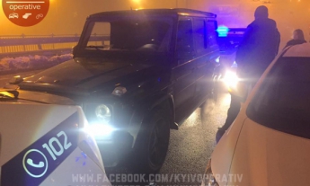 В Киеве полицейские с погоней задержали пьяного "депутата", который протаранил их Prius (видео)