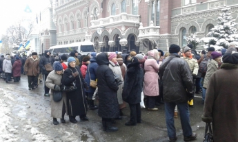 Второй день протестов в Киеве: под НБУ собрались 2 тысячи митингующих (видео)