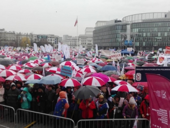 В Польше тысячи людей протестуют против образовательной реформы