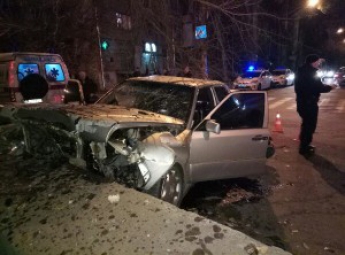 В Запорожье пьяный водитель врезался в бетонное ограждение (Фото)