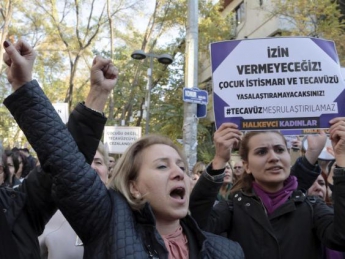 В Турции тысячи людей протестуют против возможной легализации изнасилований детей