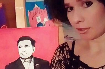 Россиянка нарисовала грудью портрет Саакашвили (видео)