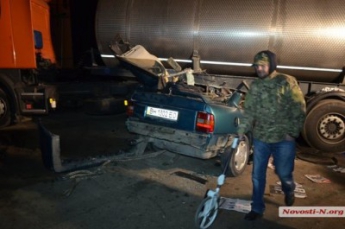 На трассе под Николаевом Opel с четырьмя военными врезался в автоцистерну, трое из них погибли