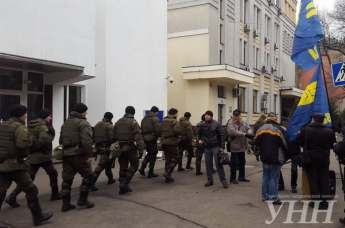 В Киеве опять неспокойно: стены МВД пикетируют активисты (фото)