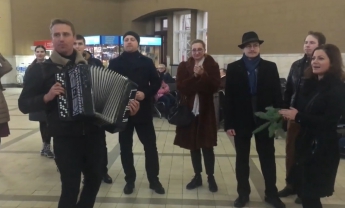 Москвичи поддержали флешмоб запорожцев, исполнив на вокзале украинскую песню - ВИДЕО