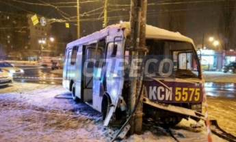 В Киеве маршрутка сбила двоих на остановке и влетела в столб