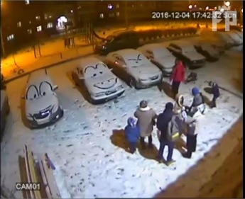 Заснеженные автомобили во дворе многоэтажки превратили в героев мультфильма «Тачки» (фото)