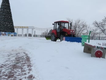 Коммунальщики всю ночь боролись с гололедицей и расчищали снег (фото)