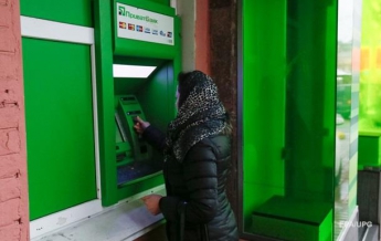 В банкоматах ПриватБанка меньше снимают наличных