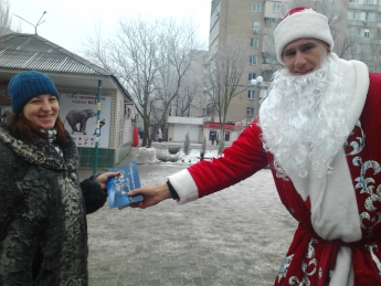 Депутат горсовета ходил по городу в костюме Деда Мороза (фото)