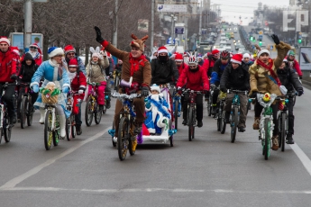 Деды Морозы пересели с оленей на велосипеды  — фоторепортаж