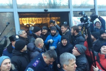 Митингующие забросали палками нового главу полиции в Черкасской области (видео)