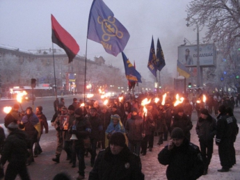 В Запорожье факельным шествием отметили день рожденья Бандеры (фото)