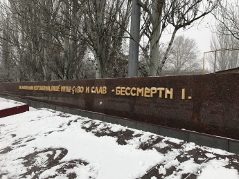 Ничего святого – вандалы орудовали на Братском кладбище в Мелитополе (фотофакт)