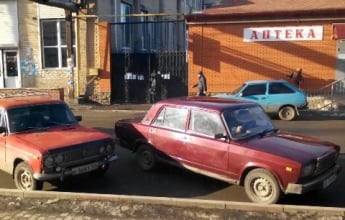 Два "гения парковки" на "Жигулях" порадовали соцсети (фото)