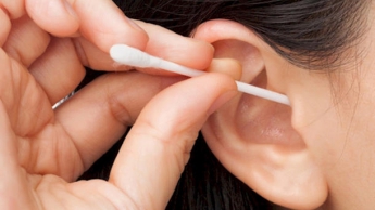 Ученые посоветовали отказаться от ушных палочек