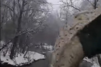 В Запорожье снег с мусором сбрасывают в реку (видео)