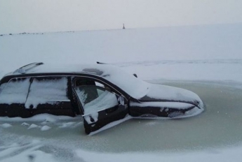 В Днепре провалились под лед два автомобиля