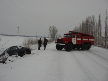 Спасатели из снежного плена за сутки освободили около десятка автомобилей (фото)