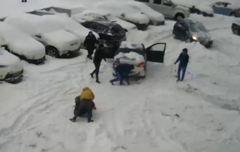 В России уборка снега закончилась массовой дракой (видео)