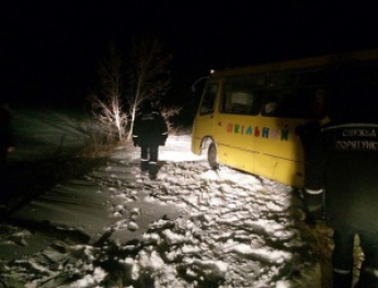 Спасатели из снежного заноса доставали автобус с детьми