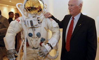 Умер последний побывавший на Луне астронавт (фото)