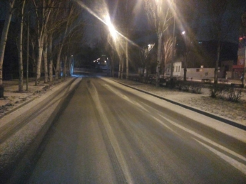 Мелитополь припорошило снегом, а на дорогах гололед
