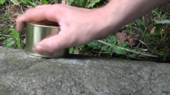 Как открыть консерву без ножа: интересный лайфхак (видео)