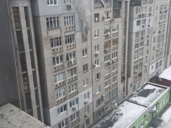 В Днепре горит жилой дом: внутри находятся люди (фото, видео)