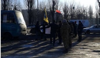 Хода нет: под Киевом активисты снова перекрыли трассу