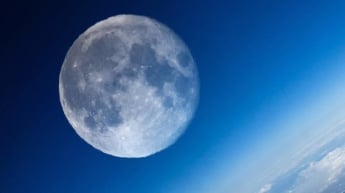 Луна упадет на Землю: ученые назвали сроки