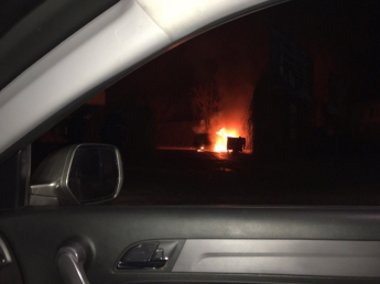 В центре города сгорел БМВ Х-5. Фото, видео происшествия