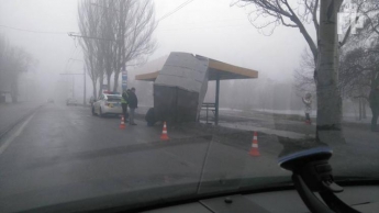 В Запорожье грузовик влетел в остановку (фото)