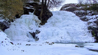 Невероятное зрелище: В Карпатах замерз самый высокий в Европе водопад (Фото)
