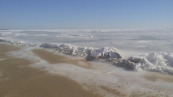 Море, остановись. Замерзшее Азовское море покидает берега (видео)