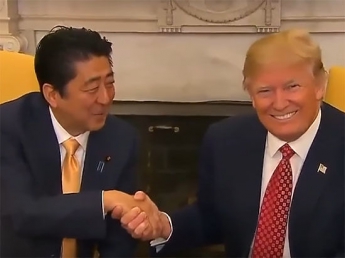 Трамп сжимал руку премьера Японии 19 секунд во время фотосессии (видео)
