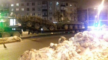 В Харькове маршрутка столкнулась с тягачом с БТРами