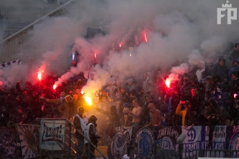 В Запорожье футбольные фанаты растянули баннер в поддержку Зозули и жгли файеры (фоторепортаж)