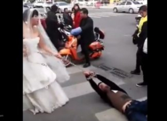 Невесте пришлось волочить жениха на свадьбу в цепях (видео)