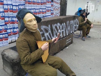 Добро пожаловать в Россию: в Запорожье заблокировали вход в «Сбербанк» (фото)